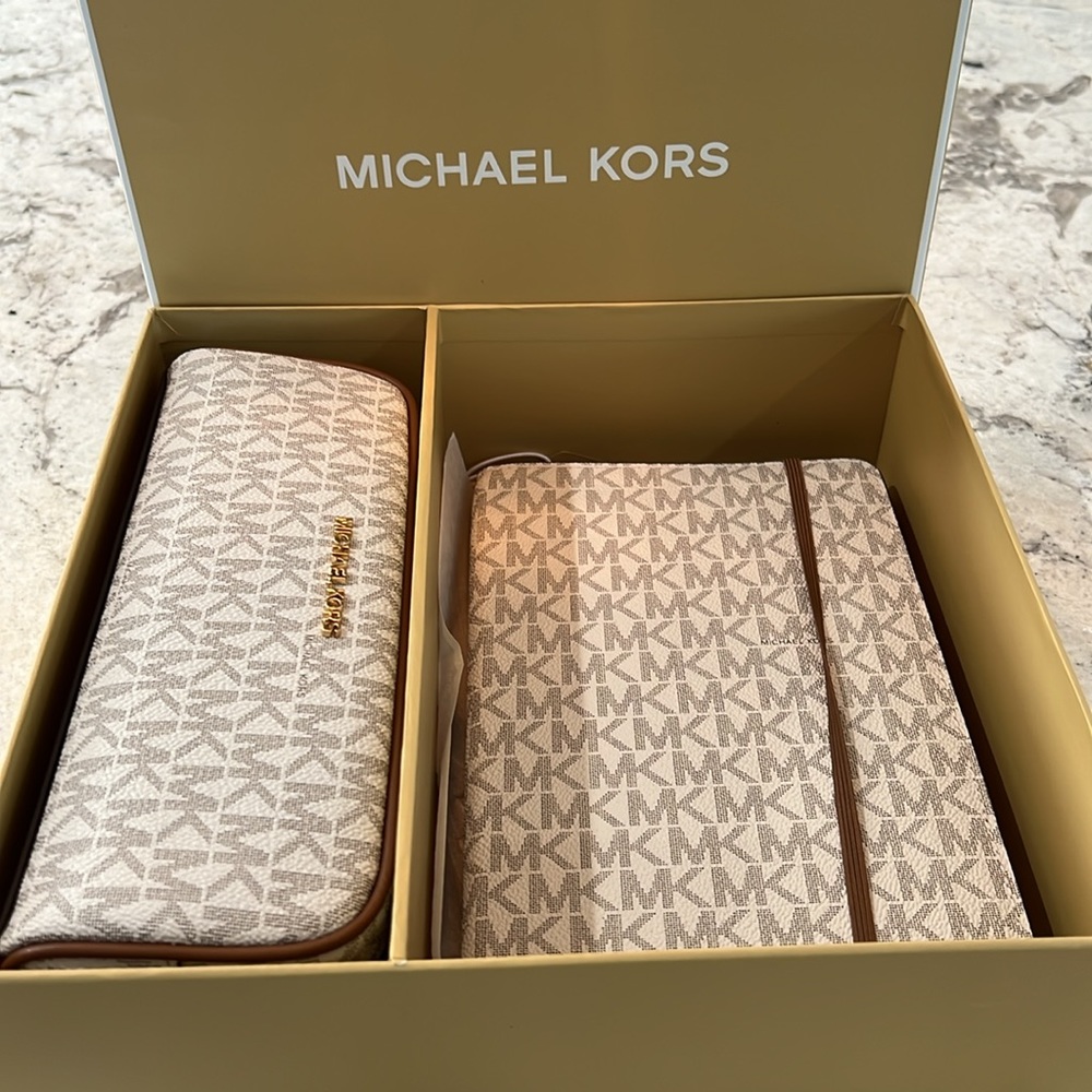 Michael Kors Logo Notebook and Pencil Case Gift Set Vanilla - Picture 14 of 16